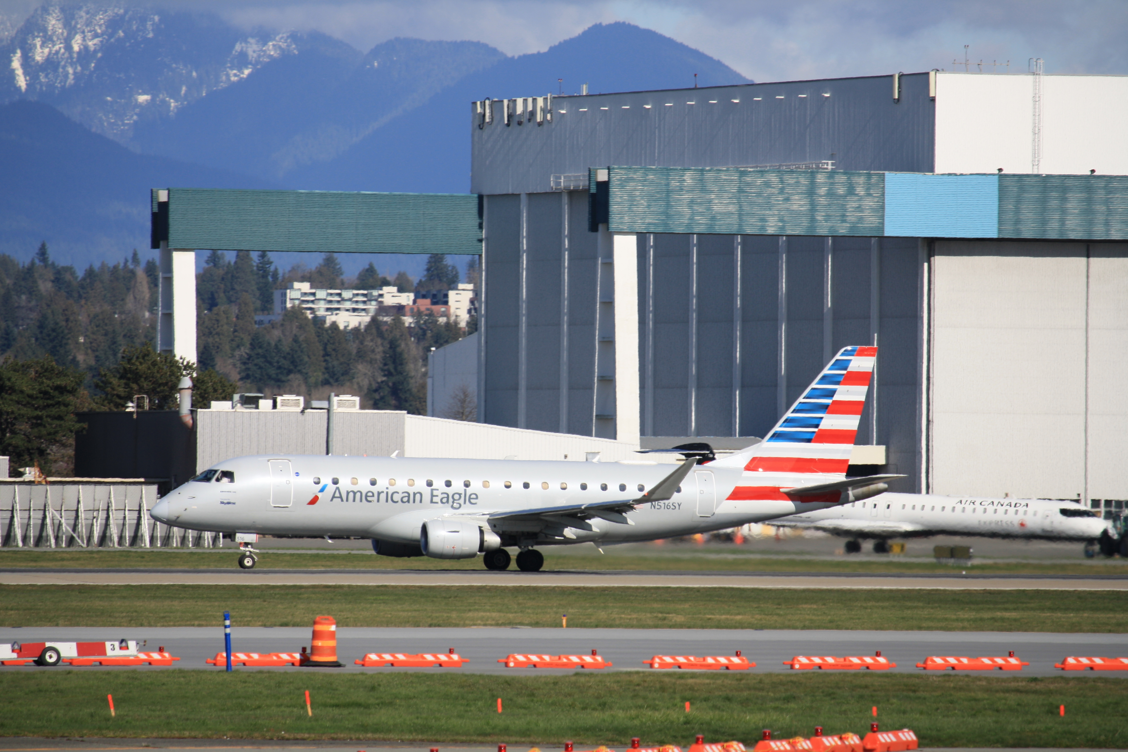 American Airlines EMBRAER 175