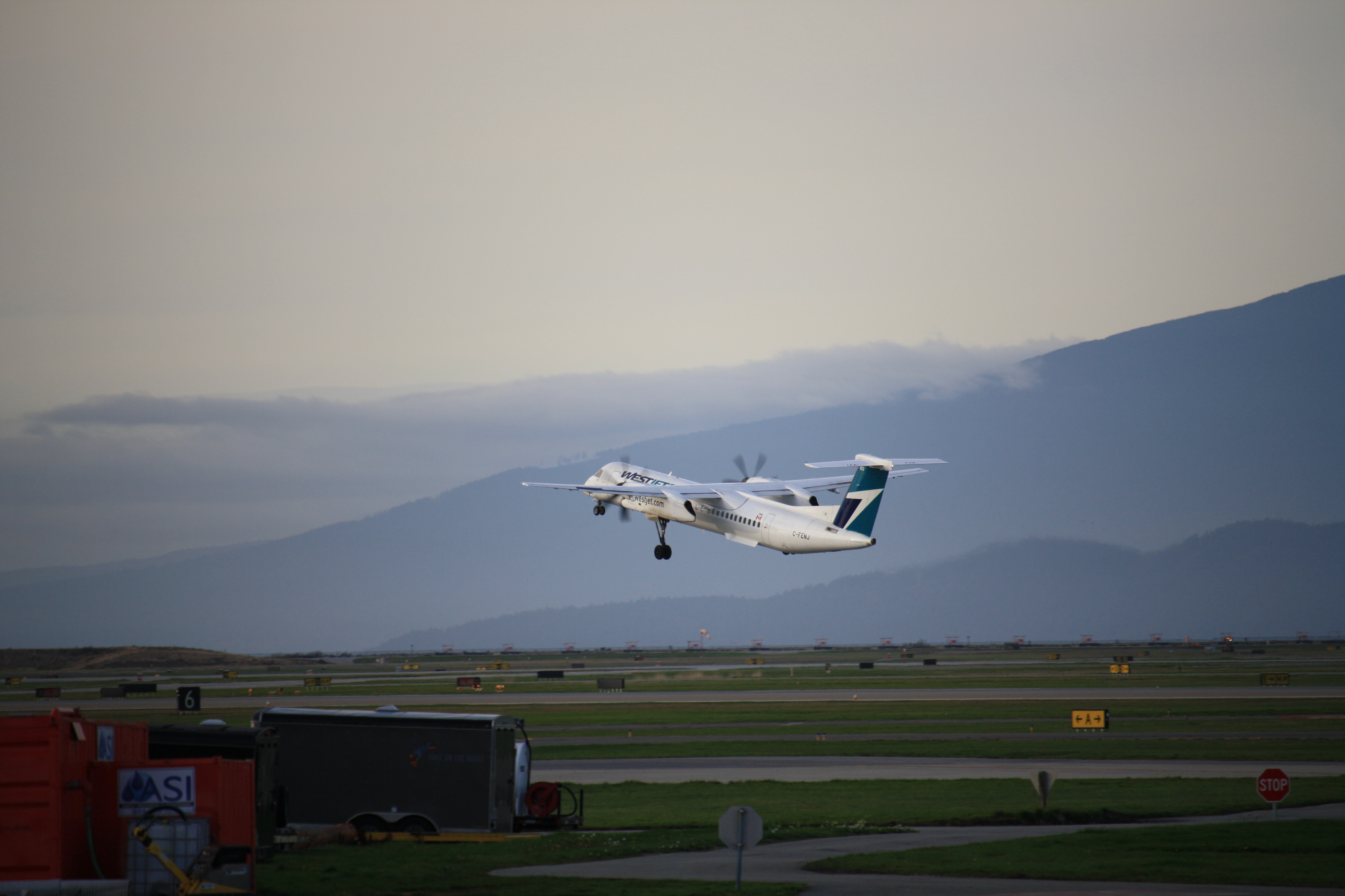 WestJet de Havilland Dash 8-400